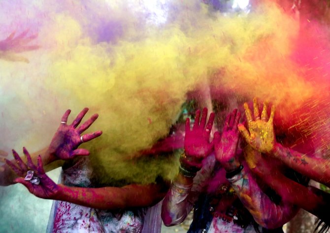 Holi Festivali Renkli Görüntülere Sahne Oldu