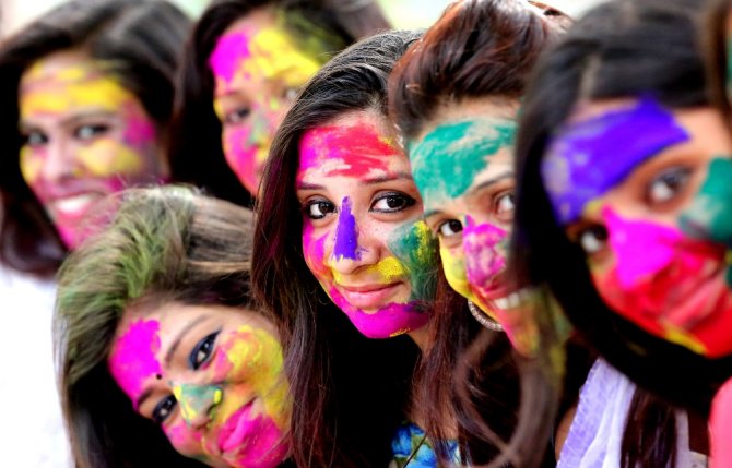 Holi Festivali Renkli Görüntülere Sahne Oldu