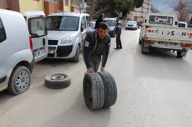 Bir Gecede 30’dan Fazla Aracın Lastiği Kesildi