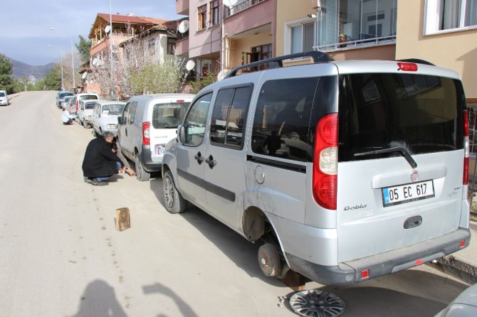 Bir Gecede 30’dan Fazla Aracın Lastiği Kesildi