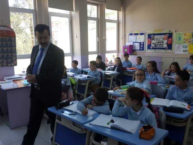Hopa Kaymakamı Görükmez’den Okullara Ziyaret