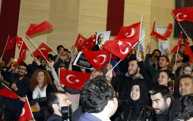 Bakan Çavuşoğlu’na Üniversitede Büyük Sürpriz