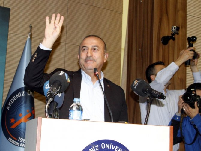 Bakan Çavuşoğlu’na Üniversitede Büyük Sürpriz