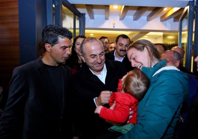 Çavuşoğlu’ndan Hollandalı Kadına: "Türkiye Sizlerin Evi"