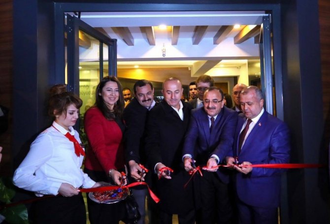 Çavuşoğlu’ndan Hollandalı Kadına: "Türkiye Sizlerin Evi"