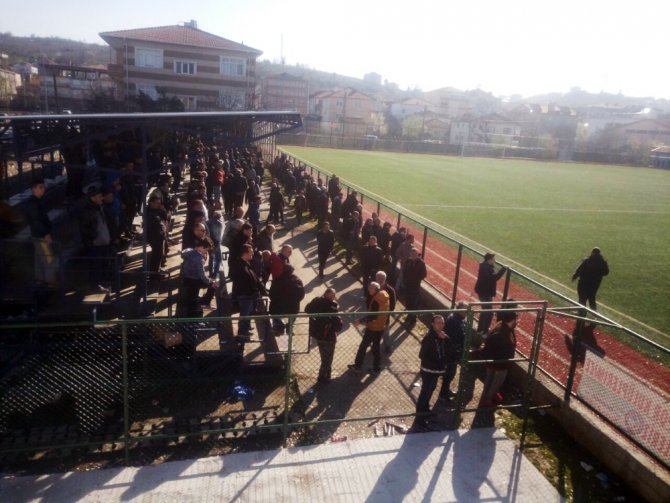 Otobüsler Tahrip Edildi: Kafasına Taş İsabet Eden Kaleci Yaralandı