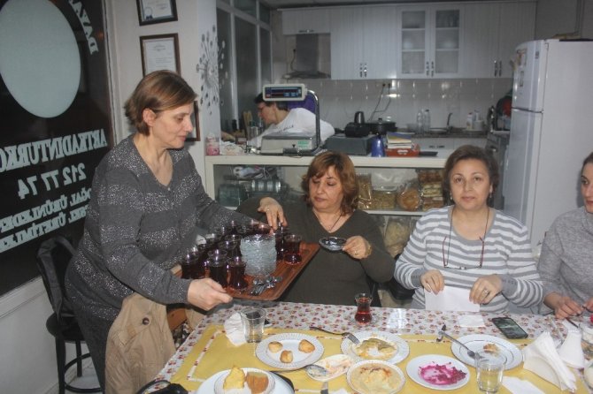 28 Yıldır Mücadele Ettiği Kansere Yenik Düştü, Ölümü 40 Yıllık Arkadaşlarını Bir Araya Getirdi