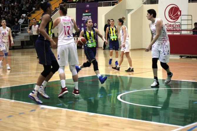 Fener’den Deplasmanda 30 Sayı Fark