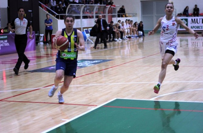 Fener’den Deplasmanda 30 Sayı Fark