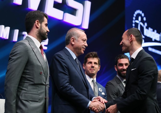 Futbol Zirvesinde Köşe Kapmaca