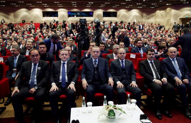 Futbol Zirvesinde Köşe Kapmaca