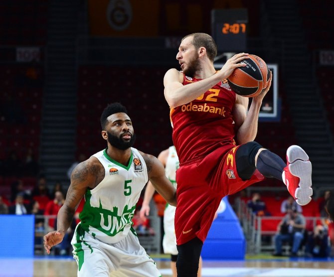 Galatasaray Odeabank, Rus Ekibe Acımadı