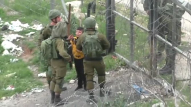 İsrail Askerleri 8 Yaşındaki Filistinliyi Gözaltına Almak İstedi