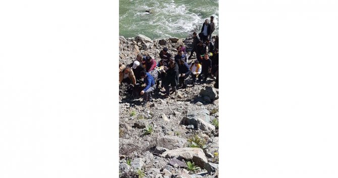 Minibüs Irmağa Uçtu: 1 Ölü, 2 Yaralı