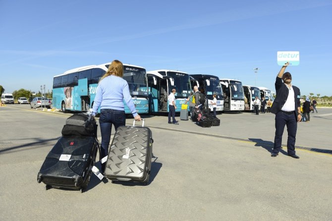 İlk İskandinav Turist Kafilesi Çiçeklerle Karşılandı