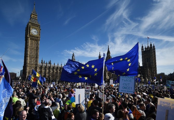 İngiltere’de "Ab" Protestoları Sürüyor