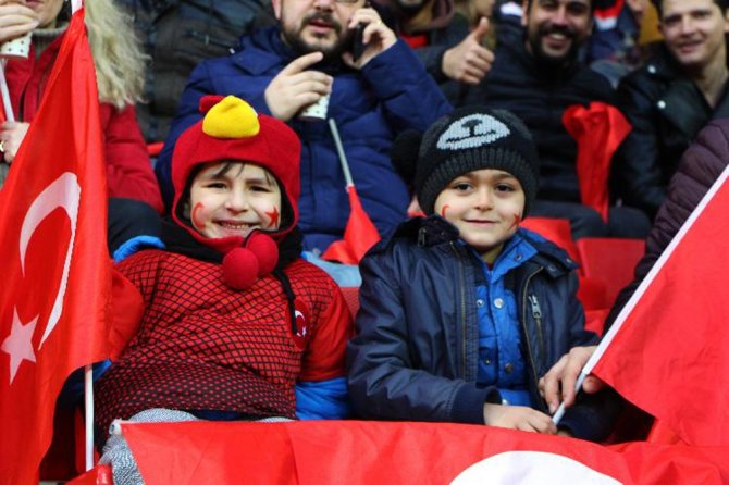 Eskişehirli Futbolseverler Milli Maça Yoğun İlgi Gösterdi