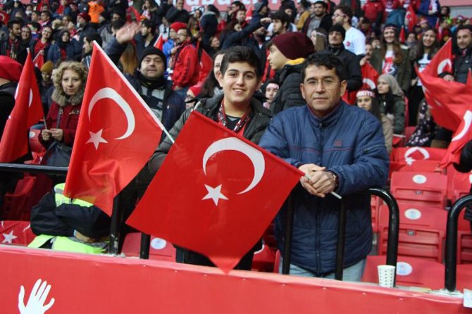 Eskişehirli Futbolseverler Milli Maça Yoğun İlgi Gösterdi