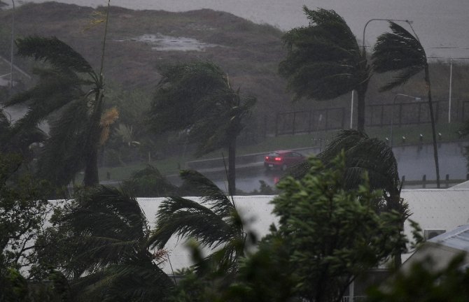 Fırtına Ve Yağış Airlie Plajını Vurdu