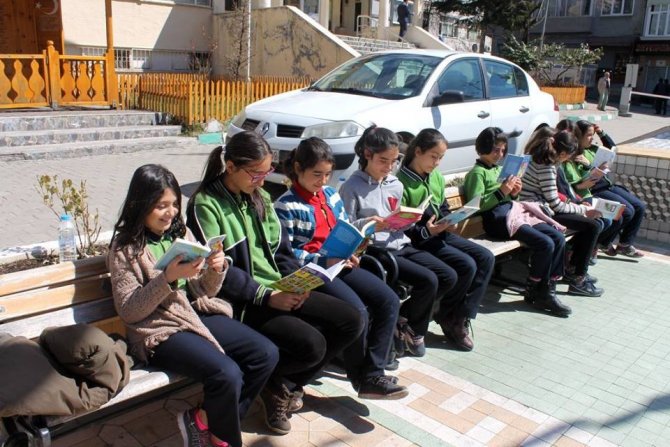 Şavşat Kaymakamı Öğrencilerle Sokakta Kitap Okudu