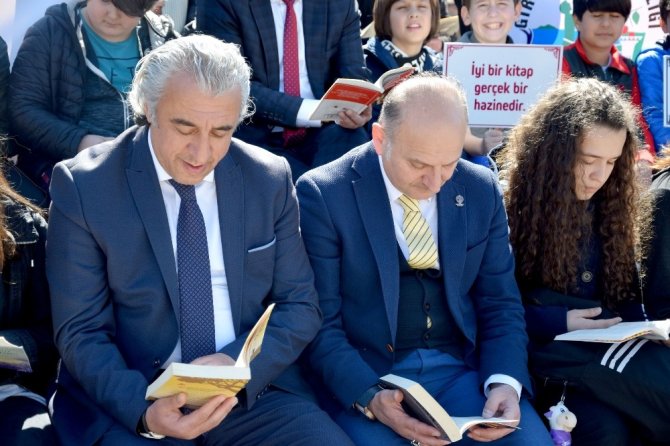 Şehir Meydanında Toplanıp Kitap Okudular