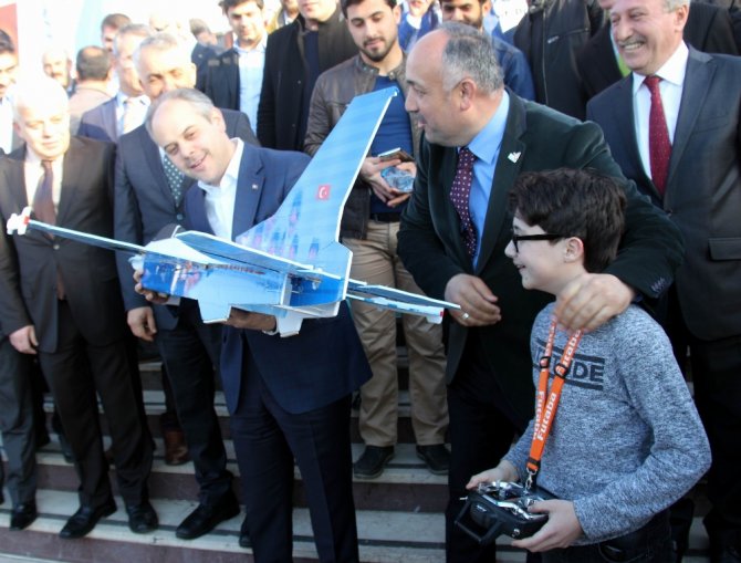 Bakan Kılıç Türkiye’nin En Genç İha Pilotunu İzledi