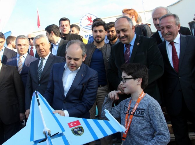 Bakan Kılıç Türkiye’nin En Genç İha Pilotunu İzledi