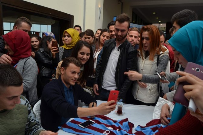 Trabzonsporlu Futbolcular İmza Dağıttı