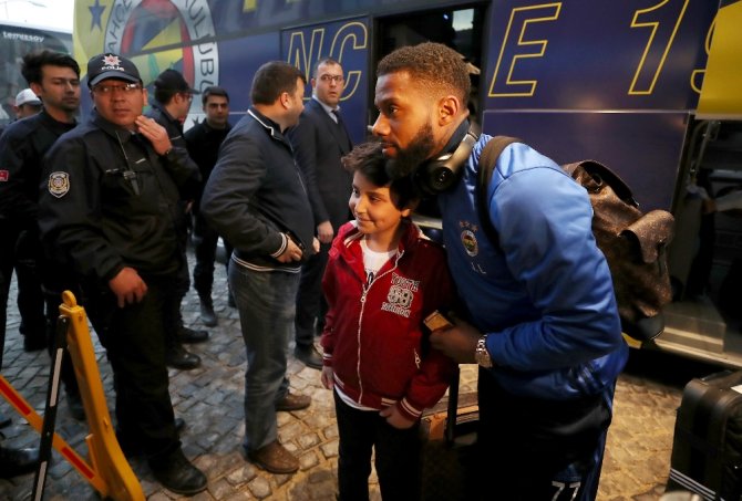 Fenerbahçe’ye Protestolu Karşılama