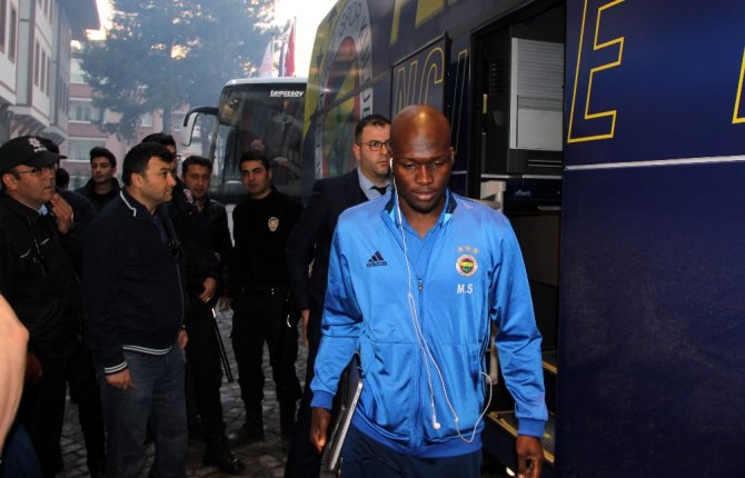 Fenerbahçe’ye Protestolu Karşılama