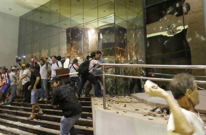 Paraguay’da Kongre Binası Ateşe Verildi
