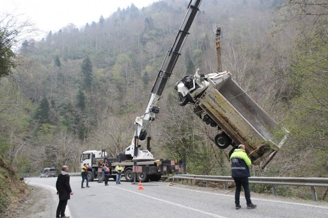 Dereye Uçan Kamyonu Böyle Dereden Çıkardılar
