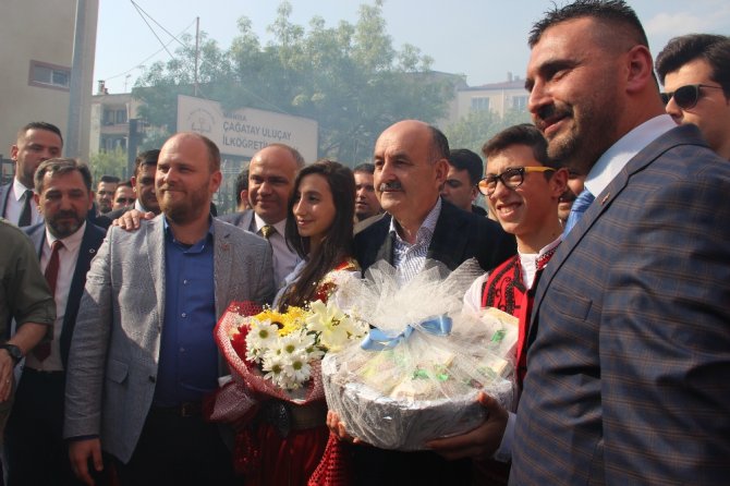 Müezzinoğlu: Atatürk’ün Gölgesine Yan Gelip Yatarak Bu İş Olmaz