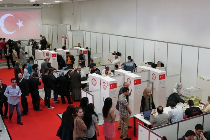 Türk Seçmenlerden Almanya’da Referandum Kuyruğu