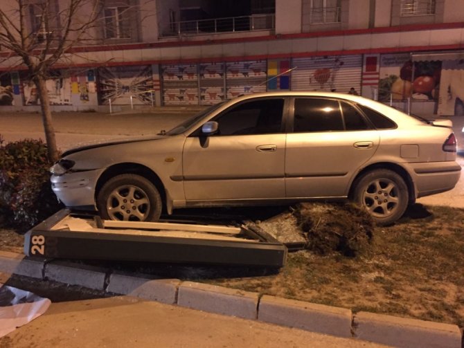 Reklam Tabelasına Çarpıp 2 Kişiyi Ezdi