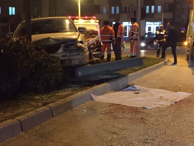Reklam Tabelasına Çarpıp 2 Kişiyi Ezdi