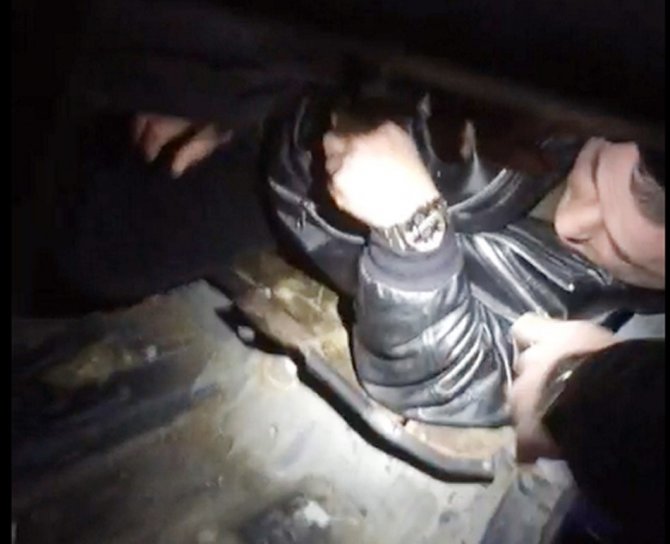 Sarp Sınır Kapısı’nda Otomobilin Gizli Bölmesinde Yakalandı