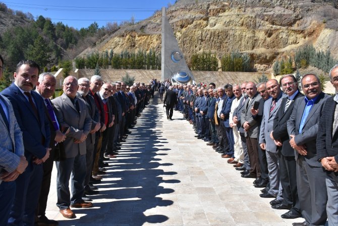 Bahçeli Ülkücü Şehitler Anıtını Ziyaret Etti