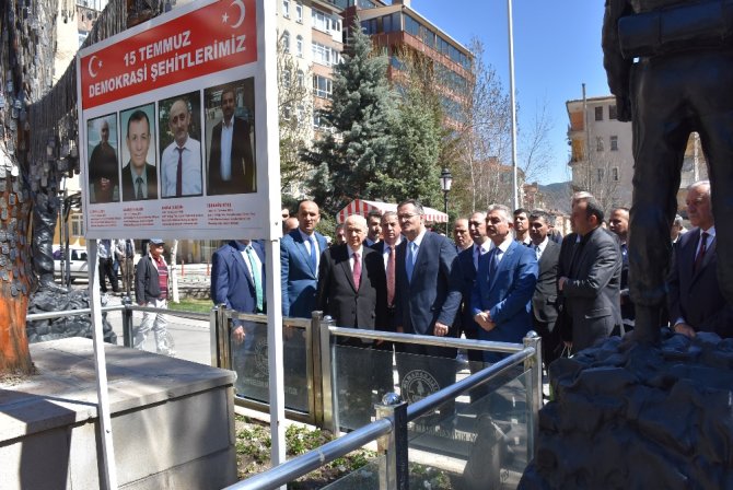 Bahçeli Ülkücü Şehitler Anıtını Ziyaret Etti