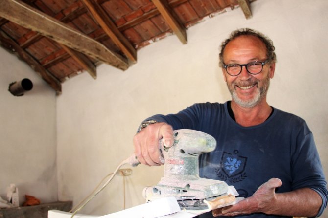 Hababam Sınıfı’nın Kıvırcık Ömer’i Bodrum’da Sandalye Üretiyor