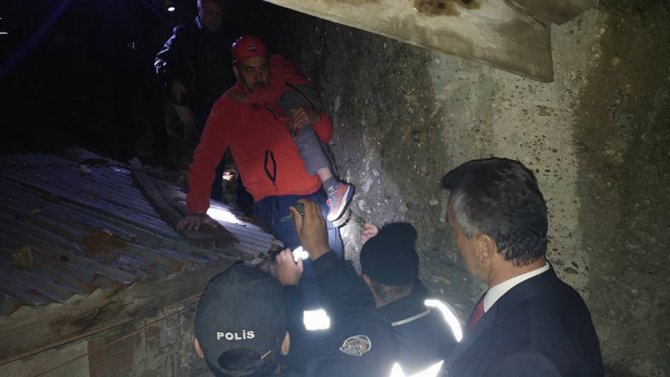 Kayalıklara Sıkışan 2 Çocuk Kurtarıldı