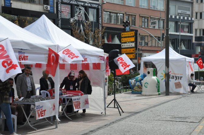 ’Evet’ Ve ’Hayır’ Çadırları Yan Yana