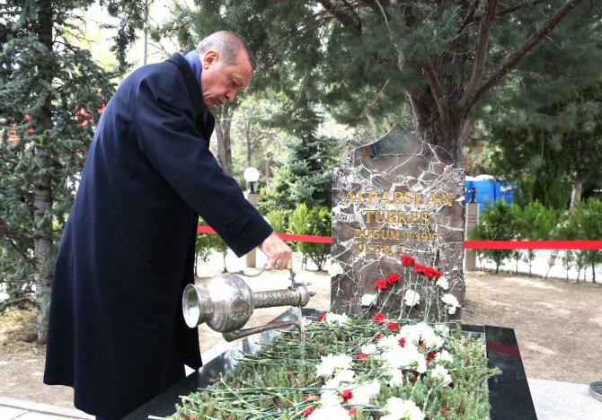 Erdoğan’dan Türkeş’in Mezarına Sürpriz Ziyaret