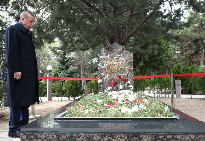 Erdoğan’dan Türkeş’in Mezarına Sürpriz Ziyaret