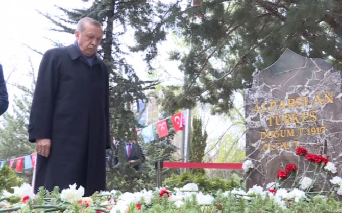Erdoğan’dan Türkeş’in Mezarına Sürpriz Ziyaret