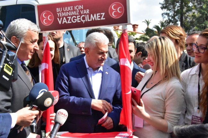 Başbakan Mhp’nin ’Evet’ Standını Ziyaret Etti