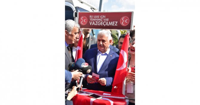 Başbakan Mhp’nin ’Evet’ Standını Ziyaret Etti