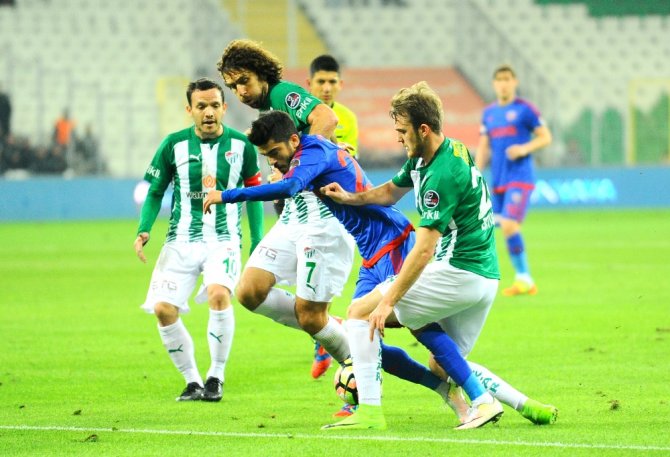 İlk Yarı Sessiz Bitti