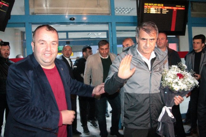 Beşiktaş’a Trabzon’da Çiçekli Karşılama
