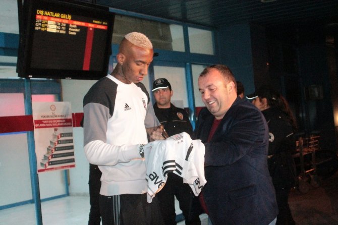 Beşiktaş’a Trabzon’da Çiçekli Karşılama